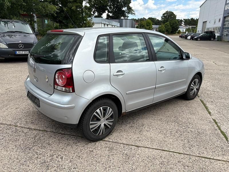Gebraucht VW Polo Trendline 64 PS (47 kW) 2007 Silber Limousine