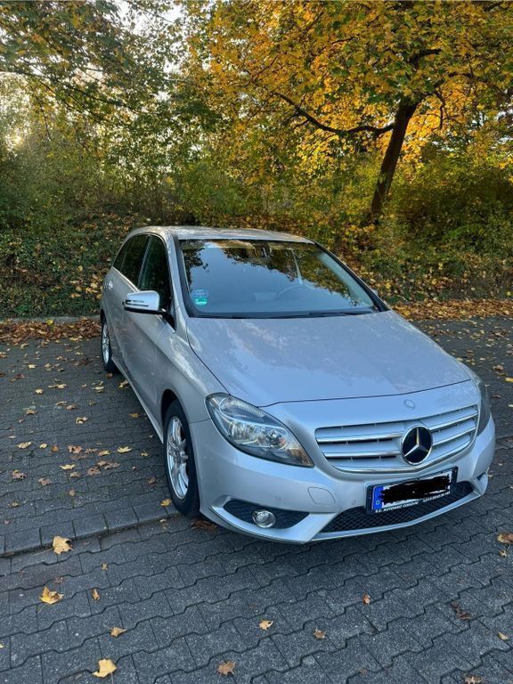 Silber Gebraucht 2012 Mercedes B180 Van / Kleinbus | 9.500 € (Superpreis) - Bild 1/4