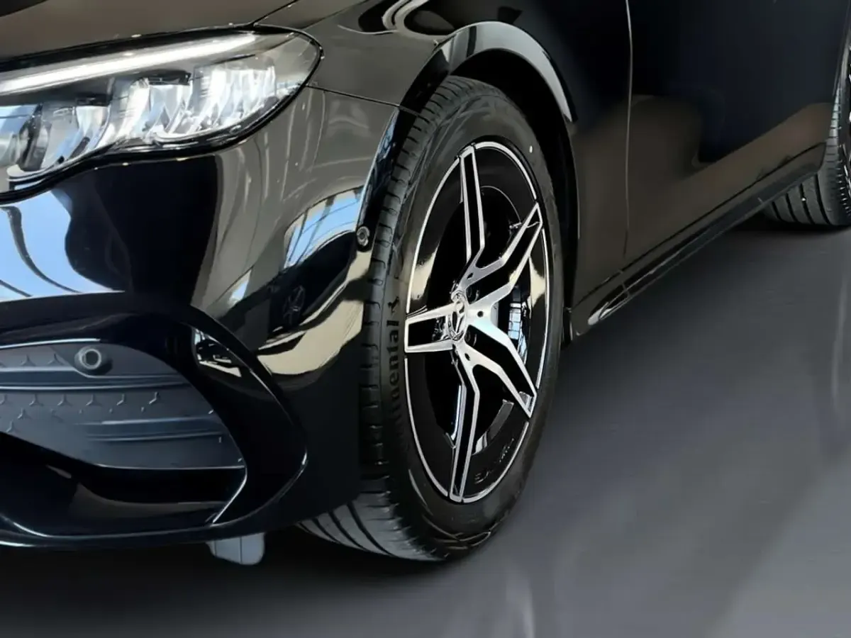 Gebraucht Mercedes E220 AMG 197 PS (144 kW) 2025 Schwarz Limousine