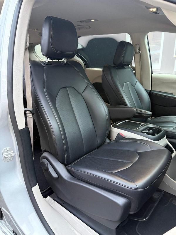 Używany Chrysler Pacifica 291 KM (214 kW) 2024 Srebrny Van