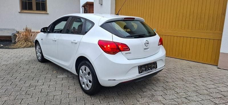 Gebraucht Opel Astra Selection 101 PS (74 kW) 2014 Weiß Limousine