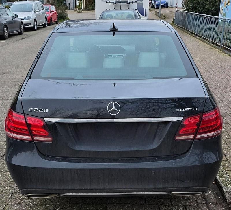 Gebraucht Mercedes E220 163 PS (119 kW) 2015 Schwarz Limousine