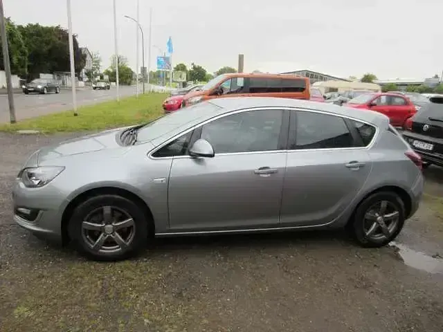 Gebraucht Opel Astra Exklusiv 170 PS (125 kW) 2014 Silbersee/perl silber (m2) Kleinwagen
