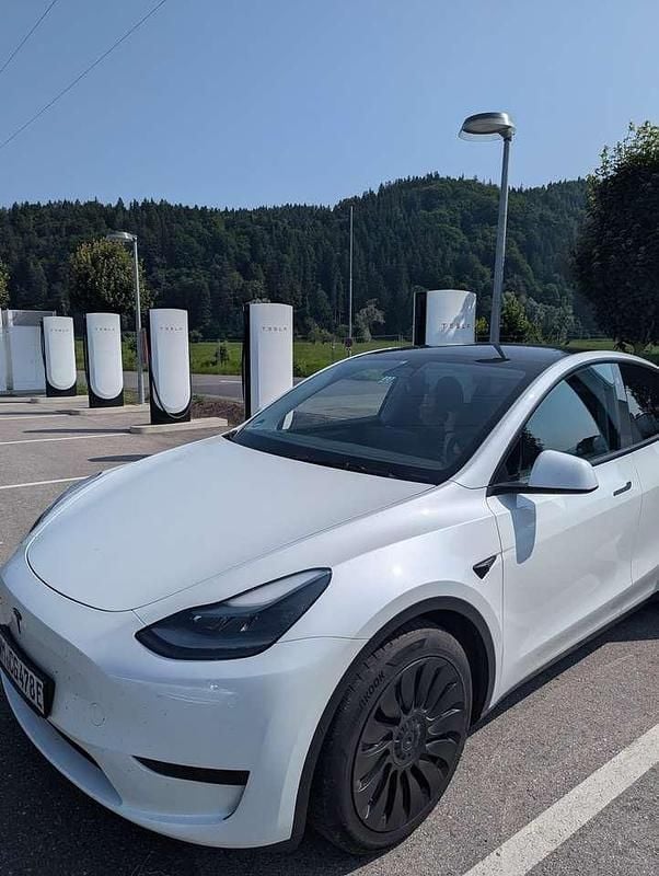 Weiß Gebraucht 2023 Tesla Model Y RWD SUV | 29.500 € (Guter Preis) - Bild 1/4