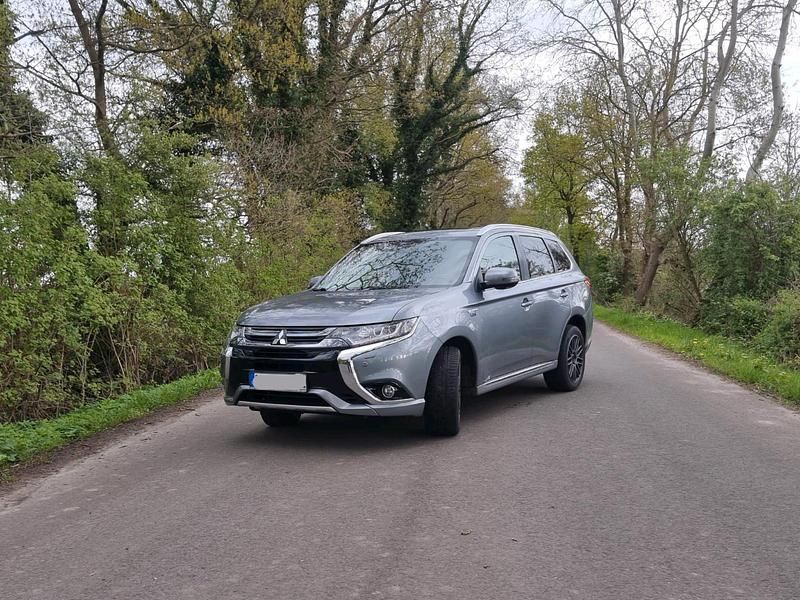 Grau Gebraucht 2017 Mitsubishi Outlander P-HEV Top SUV | 17.300 € (Etwas zu teuer) - Bild 1/4