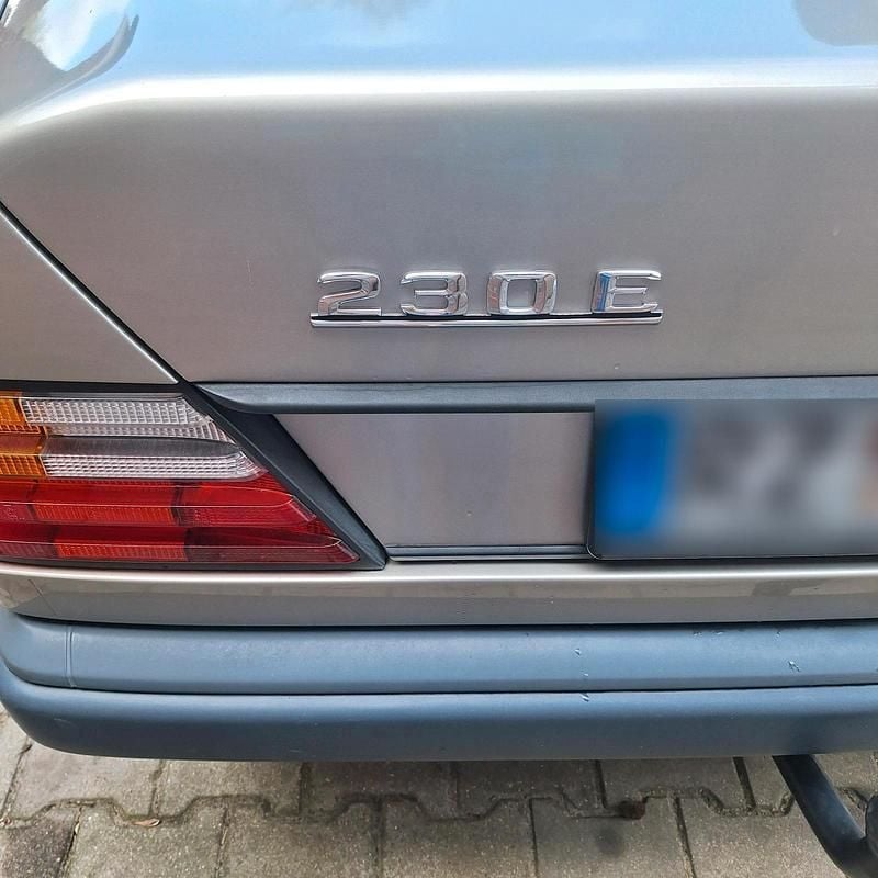 Gebraucht Mercedes E230 136 PS (100 kW) 1988 Andere farben Limousine