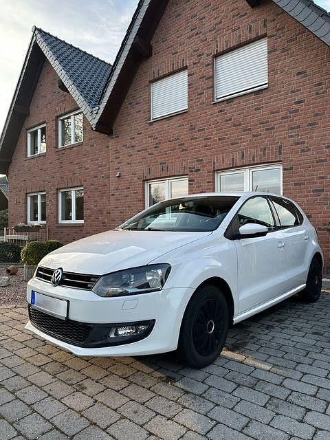 Weiß Gebraucht 2013 VW Polo Trendline Limousine | 7.800 € (Etwas zu teuer) - Bild 1/4