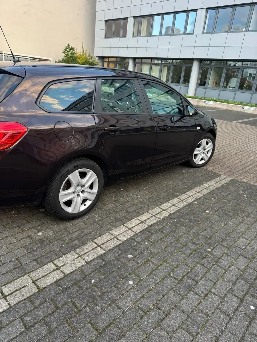 Gebraucht Opel Astra Sport 106 PS (77 kW) 2012 Braun Kombi