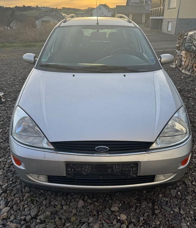Silber Gebraucht 2001 Ford Focus Ghia Limousine | 1.200 € (Superpreis) - Bild 1/4