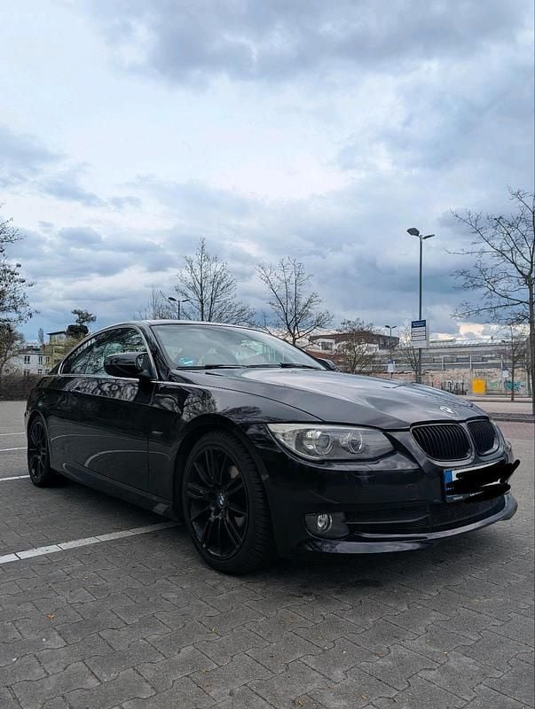Gebraucht BMW 320 170 PS (125 kW) 2011 Schwarz Coupé