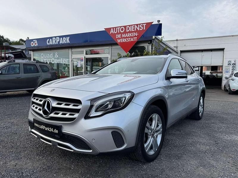Iridiumsilber metalliclack Gebraucht 2019 Mercedes GLA220 Urban SUV | 24.976 € (Fairer Preis) - Bild 1/4