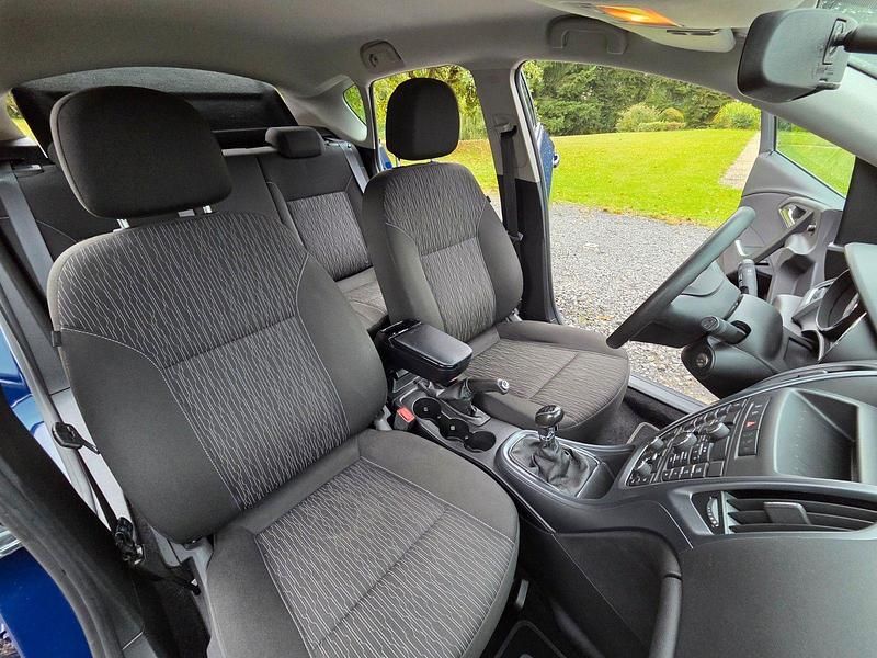 Gebraucht Opel Astra Edition 101 PS (74 kW) 2013 Blau Kleinwagen