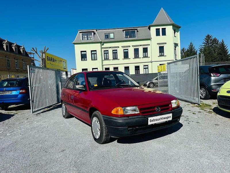 Rot Gebraucht 1992 Opel Astra Limousine | 2.999 € - Bild 1/4