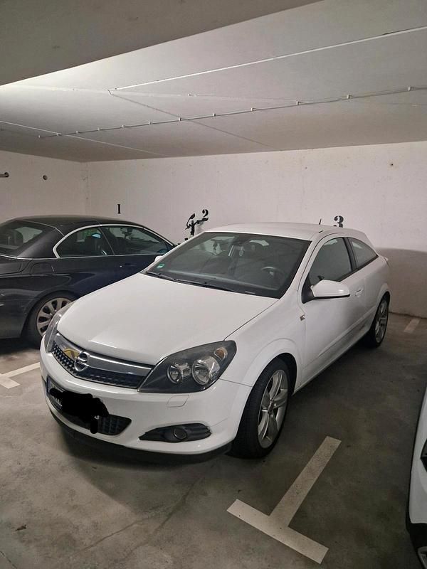 Weiß Gebraucht 2010 Opel Astra GTC Coupé | 3.950 € (Fairer Preis) - Bild 1/4