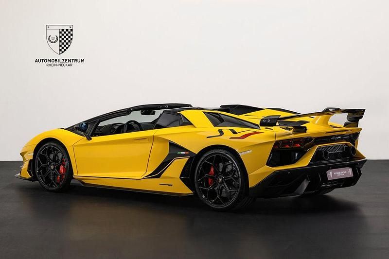 Usata Lamborghini Aventador 770 CV (566 kW) 2022 Giallo Cabrio