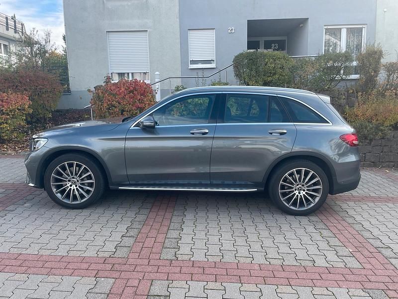 Grau Gebraucht 2018 Mercedes GLC250 AMG SUV | 25.900 € (Guter Preis) - Bild 1/4