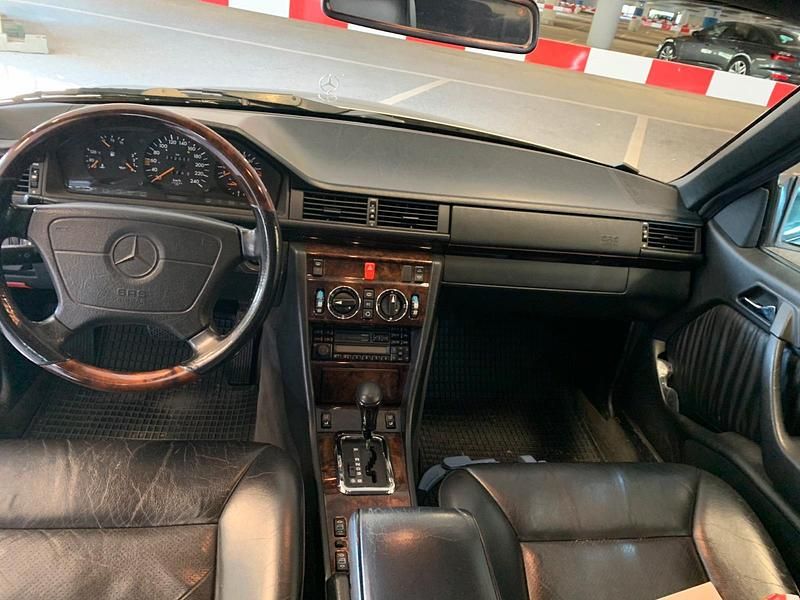 Używany Mercedes E220 Edition 150 KM (110 kW) 1997 Srebrny Kabriolet