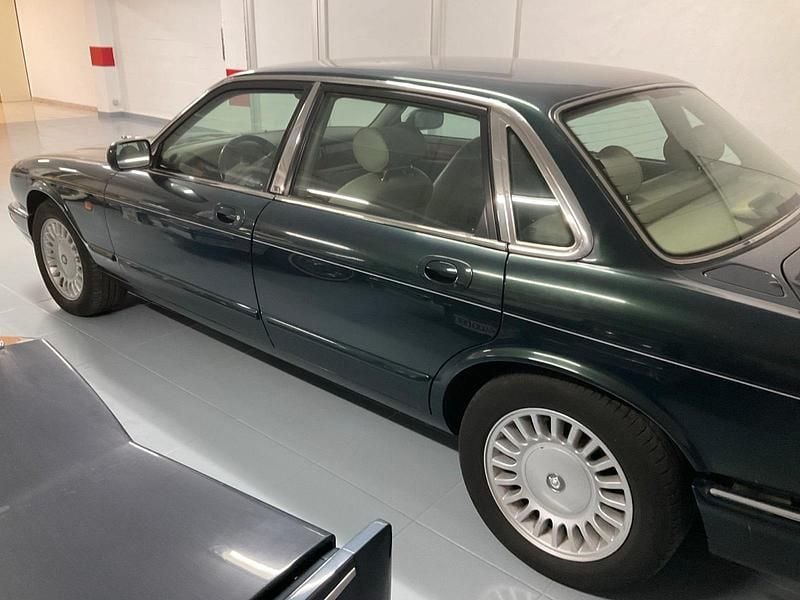 Usata Jaguar XJ8 Executive 2000 Verde Berlina