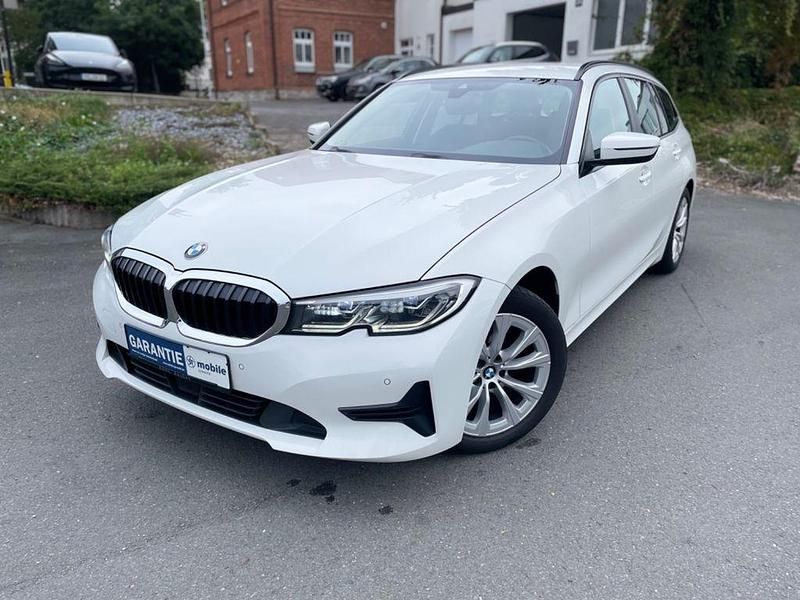 Weiß Gebraucht 2022 BMW 320 Advantage Kombi | 19.990 € (Fairer Preis) - Bild 1/4