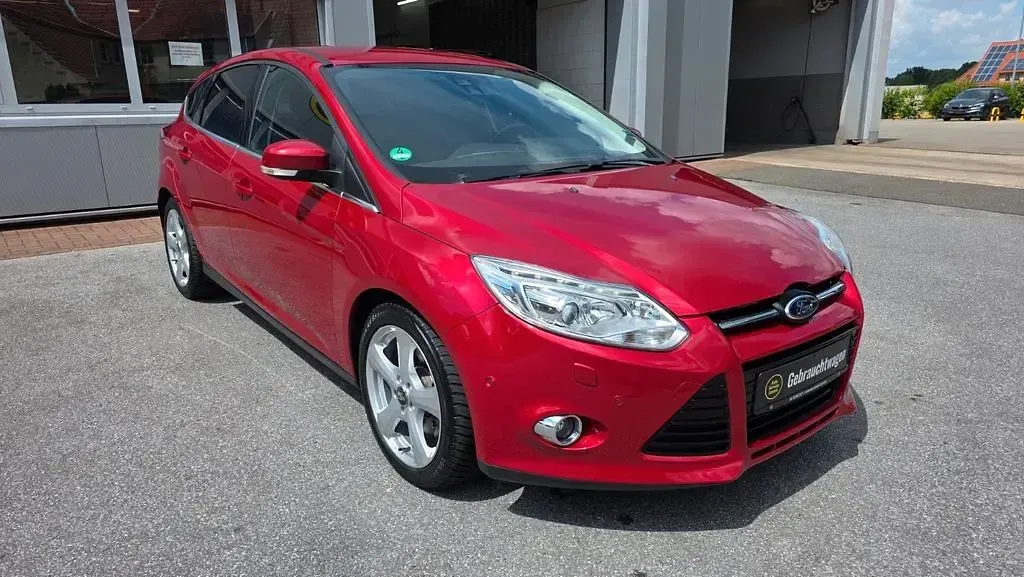 Gebraucht Ford Focus Titanium 150 PS (110 kW) 2013 Rot Limousine