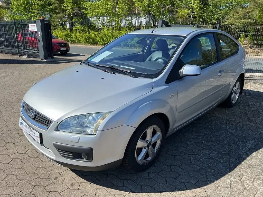 Gebraucht Ford Focus Titanium 145 PS (106 kW) 2005 Polarsilber metallic Limousine