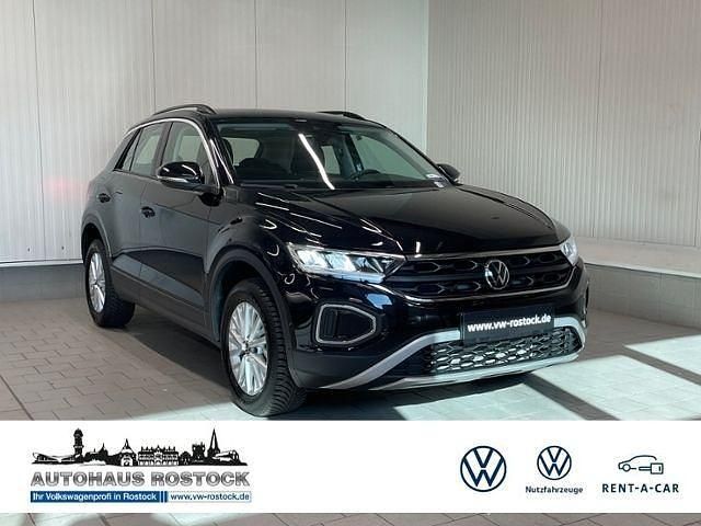 Deep black perleffekt (metallic) Gebraucht 2024 VW T-Roc Life SUV | 29.399 € (Fairer Preis) - Bild 1/4