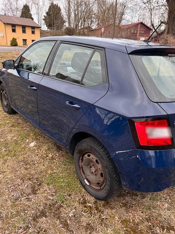Gebraucht Skoda Fabia 60 PS (44 kW) 2015 Blau Kleinwagen