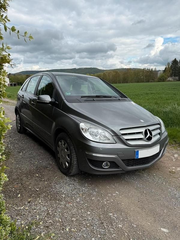 Gebraucht Mercedes B180 116 PS (85 kW) 2011 Grau Van / Kleinbus