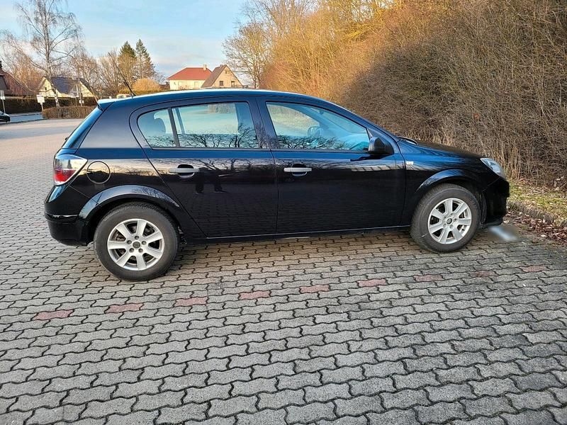 Używany Opel Astra 116 KM (85 kW) 2009 Czarny Sedan/Limuzyna