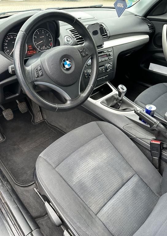 Gebraucht BMW 116 122 PS (89 kW) 2011 Schwarz Kleinwagen