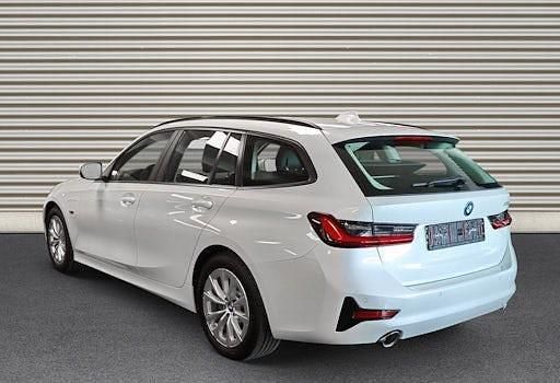 Gebraucht BMW 330e Advantage 292 PS (214 kW) 2022 Weiß Kombi