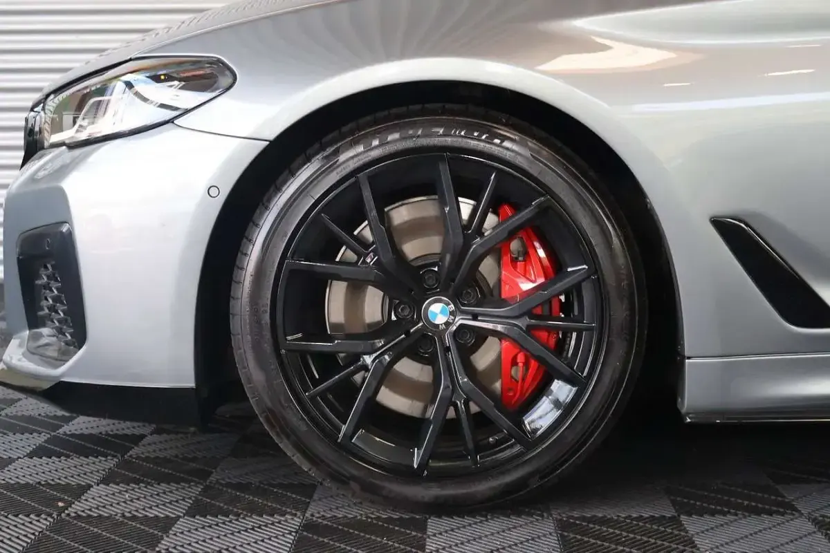 Gebraucht BMW 550 530 PS (389 kW) 2023 Skyscraper grau Limousine
