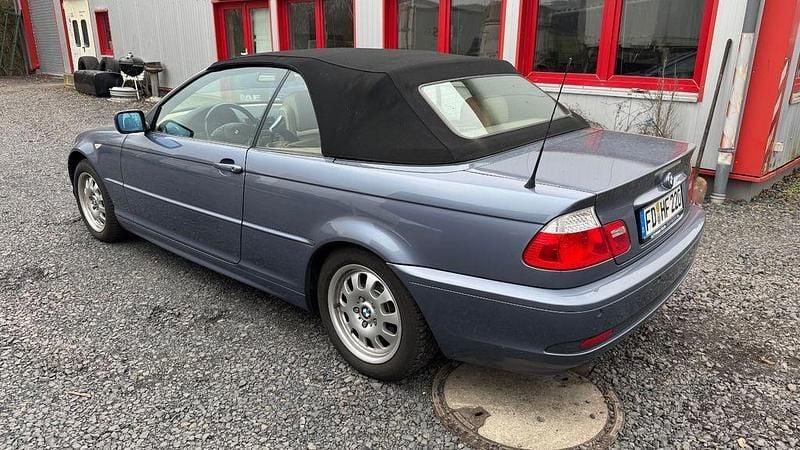 Gebraucht BMW 318 Cabriolet 143 PS (105 kW) 2005 Blau Cabrio