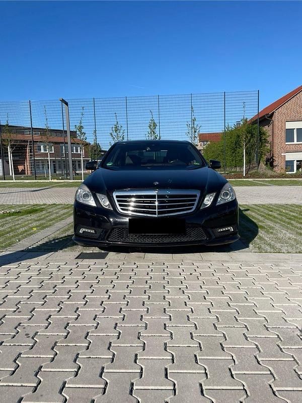 Schwarz Gebraucht 2009 Mercedes E350 Avantgarde Limousine | 14.999 € (Etwas zu teuer) - Bild 1/4