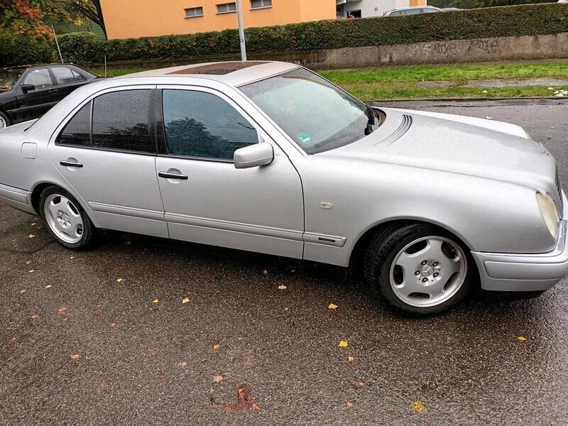 Silber Gebraucht 1998 Mercedes E200 Avantgarde Limousine | 1.900 € (Fairer Preis) - Bild 1/3