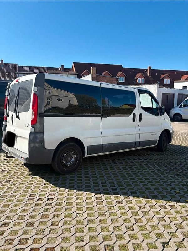 Second-hand Renault Trafic 114 CP (83 kW) 2011 Alb Monovolum
