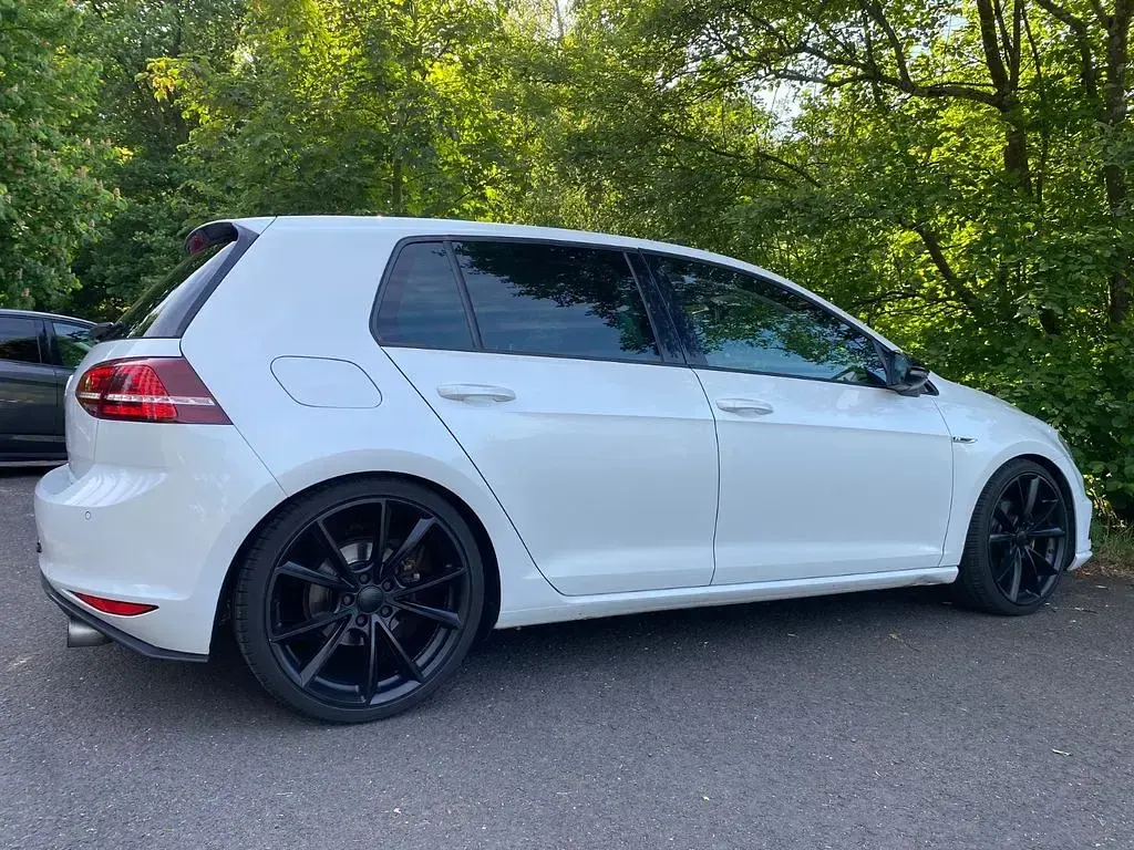 Używany VW Golf VII Highline 140 KM (102 kW) 2013 Biały Sedan/Limuzyna