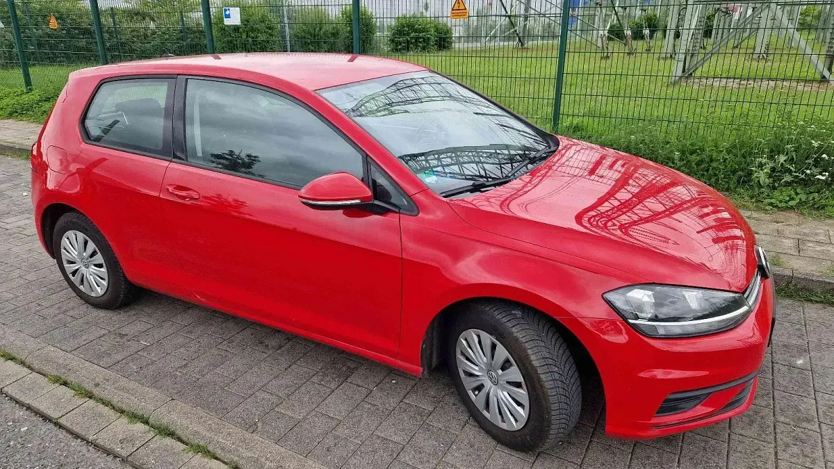Gebraucht VW Golf VII Trendline 86 PS (63 kW) 2017 Rot Limousine