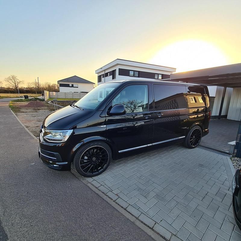 Schwarz Gebraucht 2017 VW T6 Highline Van | 29.990 € (Teuer) - Bild 1/4