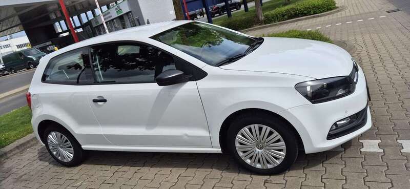 Weiß Gebraucht 2016 VW Polo Trendline Kleinwagen | 5.900 € (Superpreis) - Bild 1/4