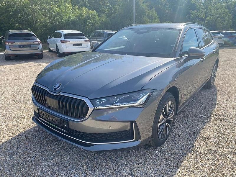 Neu Skoda Superb Selection 193 PS (141 kW) 2025 Grau Kombi