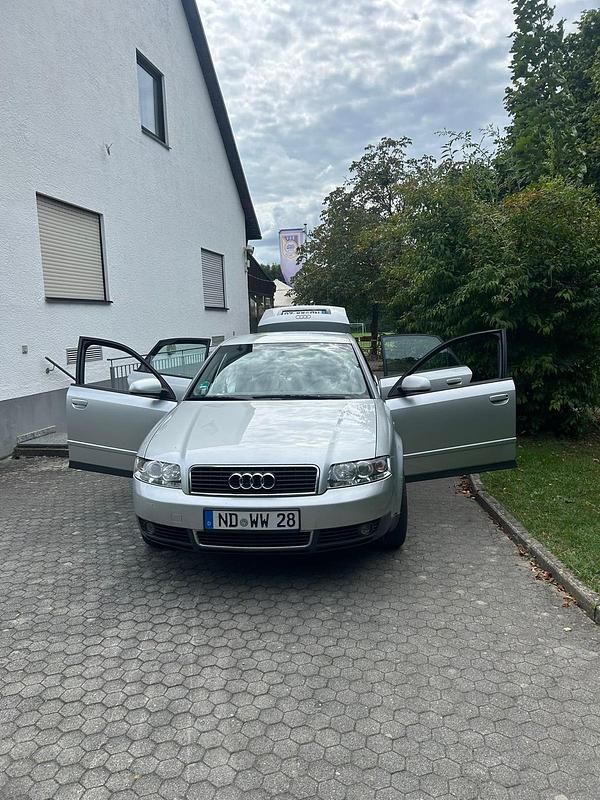 Silber Gebraucht 2001 Audi A4 Limousine | 900 € - Bild 1/4