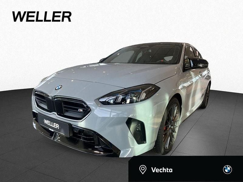 Brooklyn grau (grau) Neu 2025 BMW M135 Comfort Edition Kleinwagen | 60.490 € (Teuer) - Bild 1/4