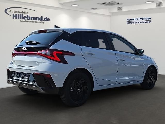 Neu Hyundai i20 Blackline 90 PS (66 kW) 2026 Weiss Kleinwagen
