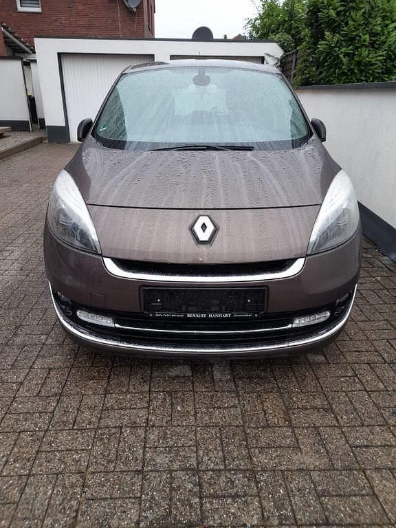 Braun Gebraucht 2012 Renault Scénic III Bose Edition Van / Kleinbus | 5.490 € (Etwas zu teuer) - Bild 1/4