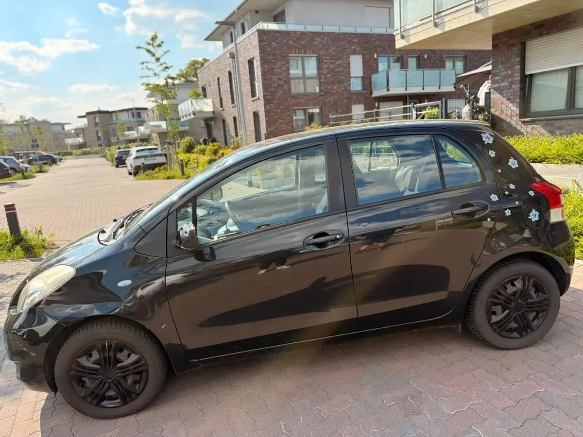Gebraucht Daihatsu Charade 99 PS (72 kW) 2012 Schwarz Limousine