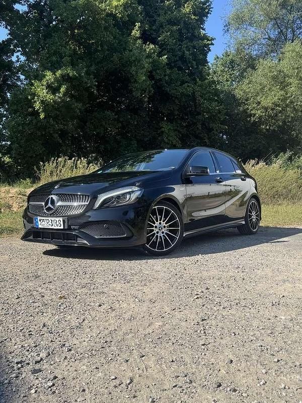 Schwarz Gebraucht 2017 Mercedes A200 AMG line Limousine | 17.500 € (Etwas zu teuer) - Bild 1/4