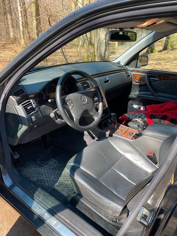 Gebraucht Mercedes E320 224 PS (164 kW) 2001 Grau Limousine