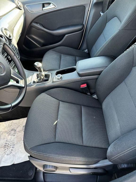 Gebraucht Mercedes B180 122 PS (89 kW) 2013 Silber Van / Kleinbus