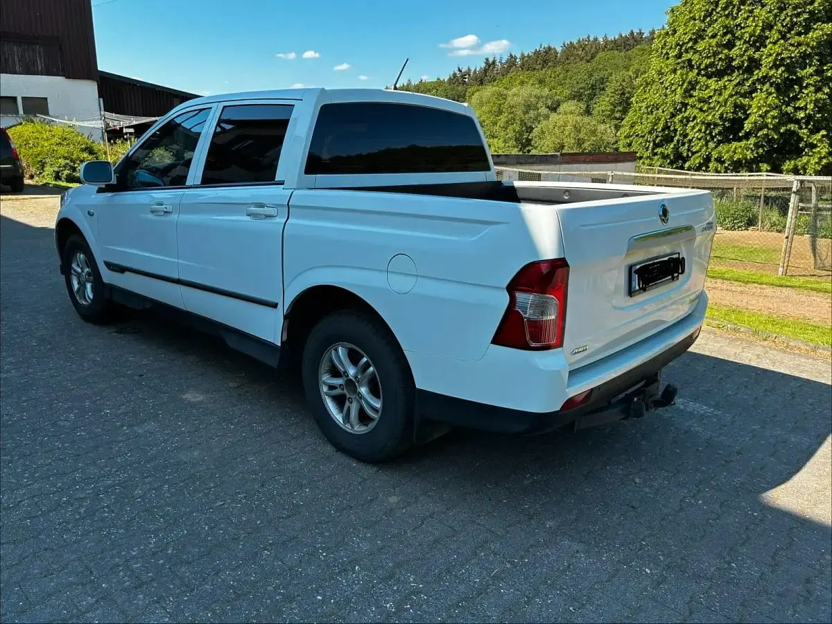 Gebraucht SsangYong Actyon 155 PS (114 kW) 2015 Weiß Pickup